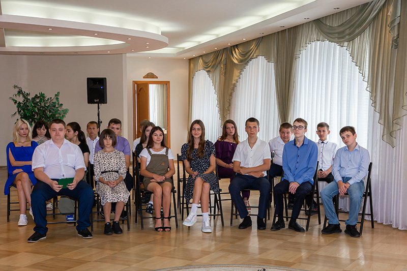 В Волоконовском районе сотрудники полиции торжественно вручили школьникам их первые паспорта