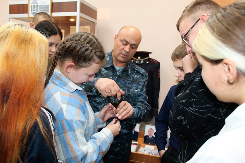 Сотрудники ОМВУД России по Волоконовскому району приняли участие в открытии выставки «На страже порядка»