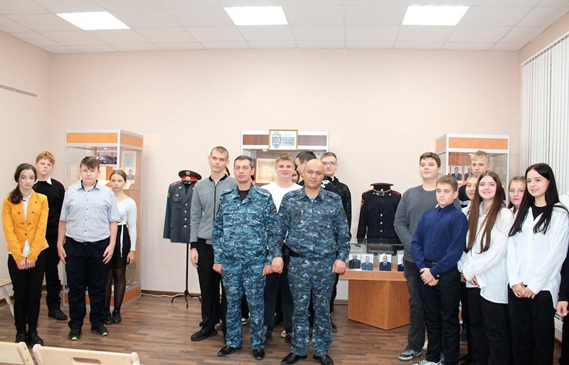 Сотрудники ОМВУД России по Волоконовскому району приняли участие в открытии выставки «На страже порядка»